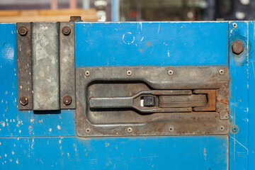Verriegelung und Beschlag an einer blauen Pritsche eines LKWS, Deutschland