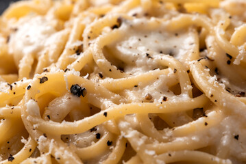 Piatto di deliziosi tipici spaghetti con cacio e pepe, ricetta tradizionale di pasta della cucina Romana, cibo italiano  - obrazy, fototapety, plakaty