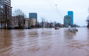 Großstadt Flut Überschwemmung Boot - 789109446