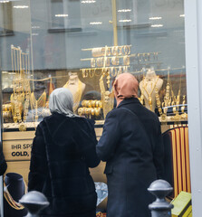 muslimische frauen vor einem juwelengeschäft