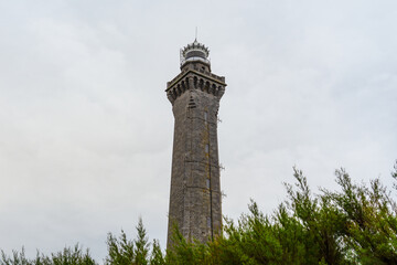 Le phare d'Eckmühl, majestueux sur la pointe de Saint-Pierre à Penmarc'h, incarne la robustesse et la beauté des côtes du Finistère en France - obrazy, fototapety, plakaty