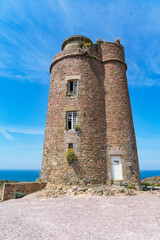 L'ancien phare du Cap Fréhel, témoin silencieux des tumultes maritimes, se dresse fièrement dans...