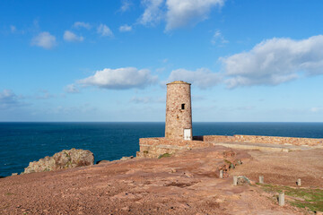 L'ancien bâtiment de la corne de brume, perché sur la falaise du Cap Fréhel dans les Côtes...