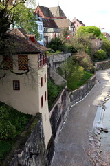Fototapeta na wymiar Turm und Hausfassaden am Rheinufer von Grossbasel