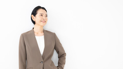 スーツ姿のミドル女性