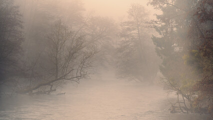Obraz na płótnie Canvas Nebelfluss