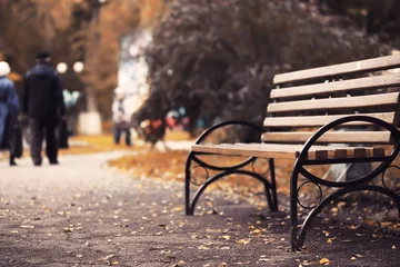 Fototapete Rund Autumn park bench, rainy texture background. Rain in autumn park, drops of water, wind. © alexkich