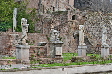 Roma, le antiche rovine e ruderi dei Fori Imperiali e la casa delle Vestali