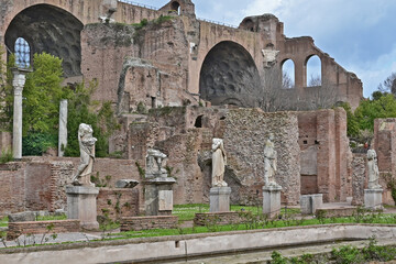 Fototapeta premium Roma, le antiche rovine e ruderi dei Fori Imperiali e la casa delle Vestali