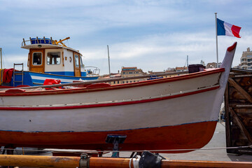 Bateau en maintenance dans le Vieux-Port de Marseille