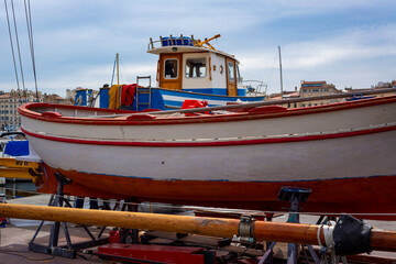 Bateau en maintenance dans le Vieux-Port de Marseille