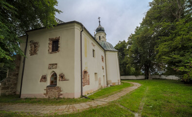 Kościół św. Wojciecha w Mominie, XIV w. Piękna perełka zabytkowej architektury sakralnej województwa świętokrzyskiego. Pochmurne sierpniowe popołudnie.