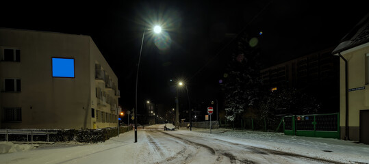 Miasto zimą. Na ulicach miasta w śniegu w nocy. Ulice mojego miasta są pokryte śniegiem o północy w listopadową noc, oświetlone światłem latarni ulicznych. - obrazy, fototapety, plakaty