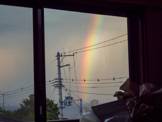 窓から水平線と虹が見える