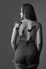 beldade corpo feminino com notas musicais foto artistica seja sua melhor canção