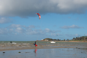 Pratique du kitesurf sur une plage en Bretagne