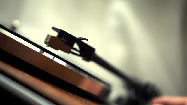 turning table pulling down the head and let it slowly go down on vinyl record