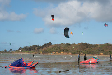 Pratique du kitesurf sur une plage en Bretagne