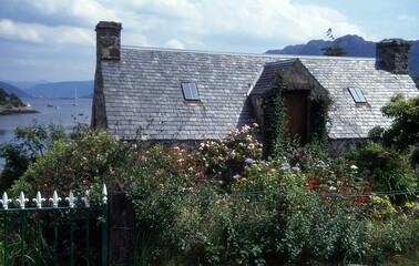 Malerisches Anwesen hinter Rosensträuchern - in den schottischen Highlands an einem See gelegen
