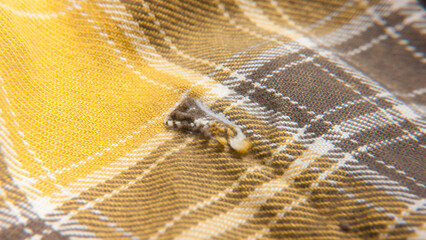 Pespunte en camisa a cuadros amarilla