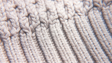 Detalle de jersey de lana blanca con tejido entrelazado
