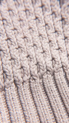 Detalle de jersey de lana blanca con tejido entrelazado