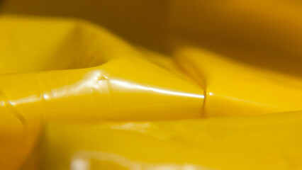 Bolsa de plástico amarillo arrugado