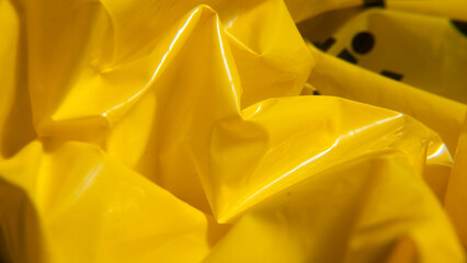 Bolsa de plástico amarillo arrugado
