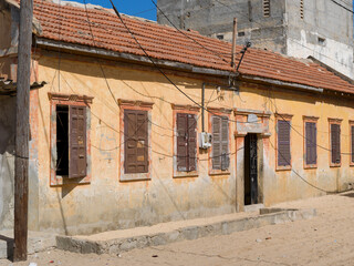 Anciens bâtiments dans la vieille ville de Saint Louis du Sénégal en Afrique - obrazy, fototapety, plakaty