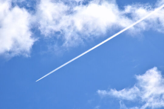 青い空と白い飛行機雲