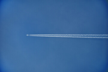 雲のない高い空を飛ぶ飛行機