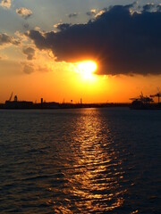 Fototapeta premium Coucher de soleil sur un port