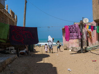 du linge sèche suspendu à une corde dans une rue de la vieille ville de Saint louis du Sénégal en Afrique