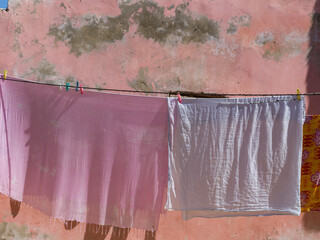 du linge sèche suspendu à une corde dans une rue de la vieille ville de Saint louis du Sénégal en Afrique