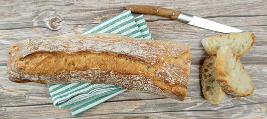 Deurstickers baguette de pain, en gros plan, sur une table  © ALF photo