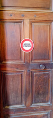 une porte d'entrée où il est écrit en français "interdiction d'entrée"