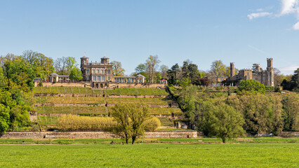 Schloss Eckberg und Lingnerschloss oberhalb des Elbtals in Dresden