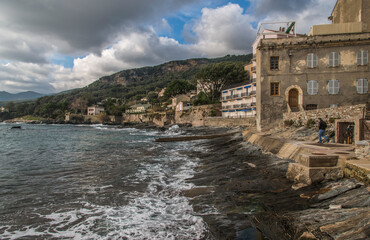 Les vagues méditerranéennes lèchent les maisons d'Erbalunga sur la route du cap Corse, France 