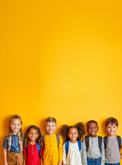 un groupe d'enfants alignés devant un fond jaune avec espace vide, pour la rentrée scolaire