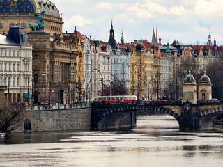 Tramwaj na moście (Most Legii)
Kolorowe kamienice nad rzeką w Pradze - obrazy, fototapety, plakaty