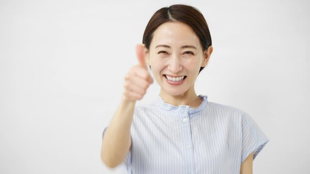 半袖ブラウスの若い女性	
