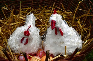 Dekohühner in einem Nest