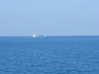 青い海と空と船