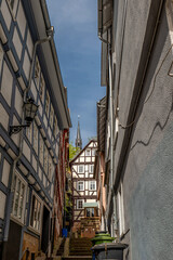 Blick durch die engen Gassen in der Altstadt von Marburg auf den schiefen Turm der Lutherischen...
