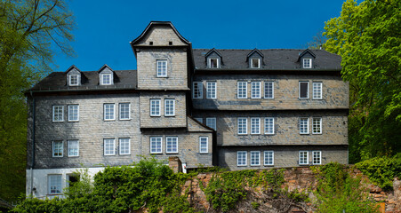 Haus auf dem Burgberg in Marburg völlig mit Schieferplatten verkleidet.