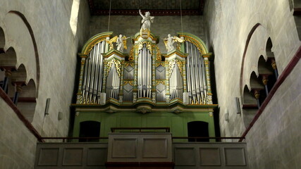 schöne alte Orgel von der Sonne angestrahlt in Kirche in Dietkirchen auf einem Felsen über dem Lahntal - obrazy, fototapety, plakaty