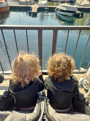 Coppia di gemelli in vacanza al lago