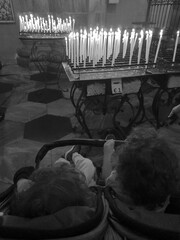 Coppia di gemelli in vacanza durante la visita in una chiesa