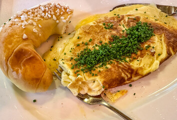 VIENNESE CHEESE OMELETTE WITH SESAME SEED BAGLE