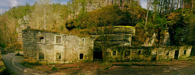 Ruine der Mühle Dolský mlýn im Kamenice Tal in der Böhmischen Schweiz